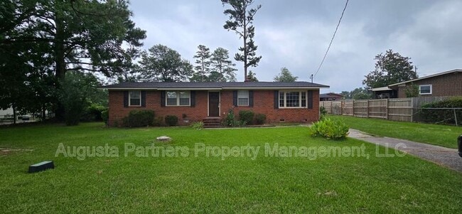 Building Photo - 230 Pinehurst Dr