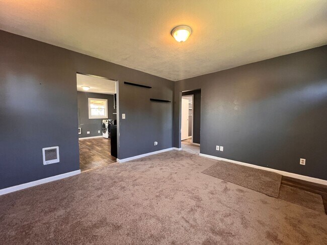 Building Photo - Longview Bungalow with Large Yard!