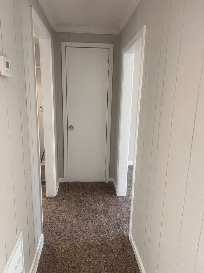 Building Photo - Three Bedroom One Bath