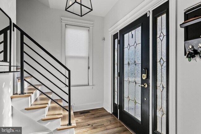 Building Photo - 439 E Melrose Ave