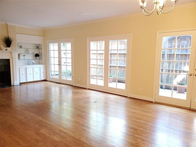 Building Photo - 201 Vanderpool Ln