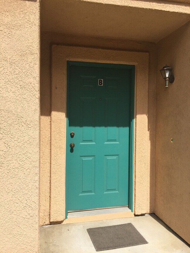 Foto del edificio - Pretty & Private End Unit 3+2.5 Light & Br...