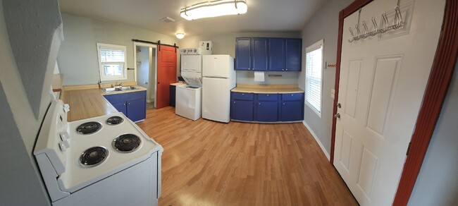 Building Photo - 2-Bedroom, 1-bathroom Home with Utilities,...