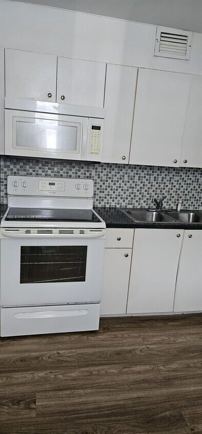 Foto principal - 3660 NE 166th St