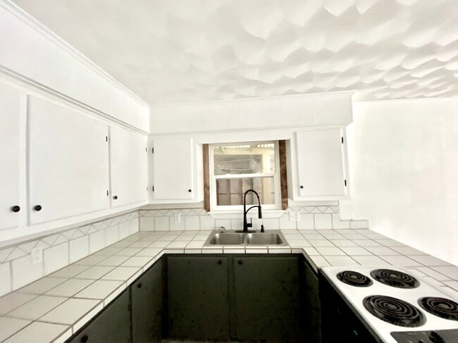 Building Photo - 405 Mary Dr