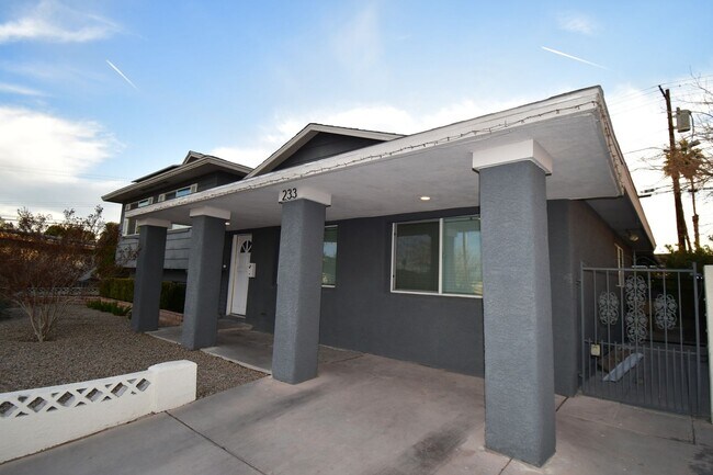 Building Photo - Tri-level 1946 sqft 4 bedroom / 3 bath wit...