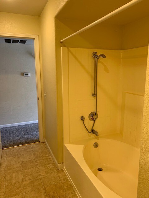 Building Photo - Spacious 2 Bedroom Upstairs Condo