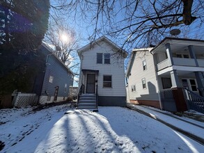 Building Photo - 918 Bye St