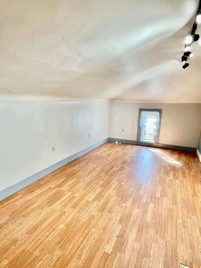 Building Photo - 1317 6th Ave