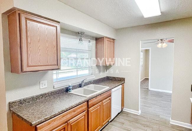 Building Photo - 3639 N Ride Dr