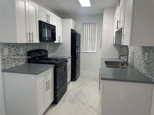Foto del edificio - 7220 NW 179th St