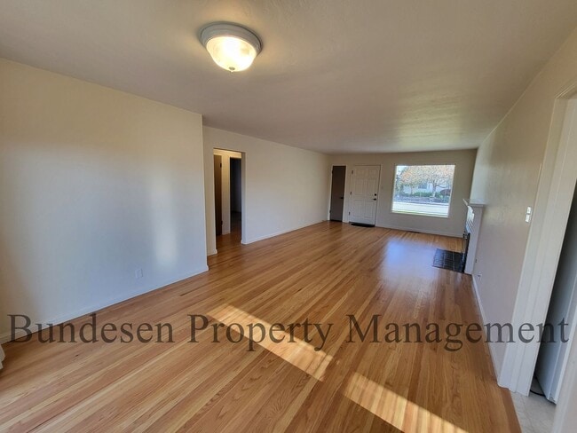 Foto del edificio - Adorable 3 Bedroom Home in Central Petaluma ~ Available Now!98 Wilmington Drive