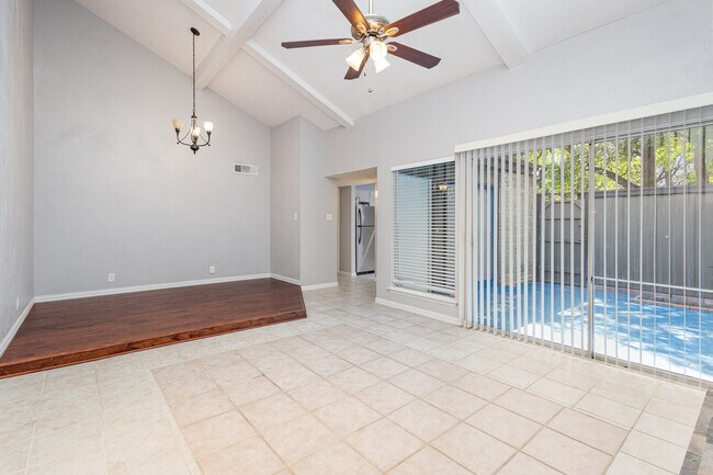 Foto del edificio - 4665 Country Creek Dr