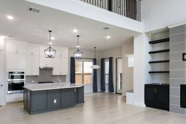 Foto del edificio - 8016 Sunflower Ln
