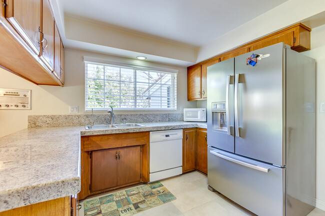 Foto del edificio - Charming 4-Bedroom Home in Porter Ranch/No...