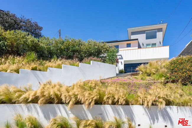 Foto del edificio - 3437 Troy Dr