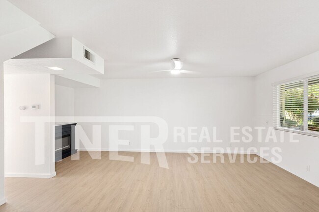 Foto del edificio - Updated Shadow Wood Townhome with Garage 5...