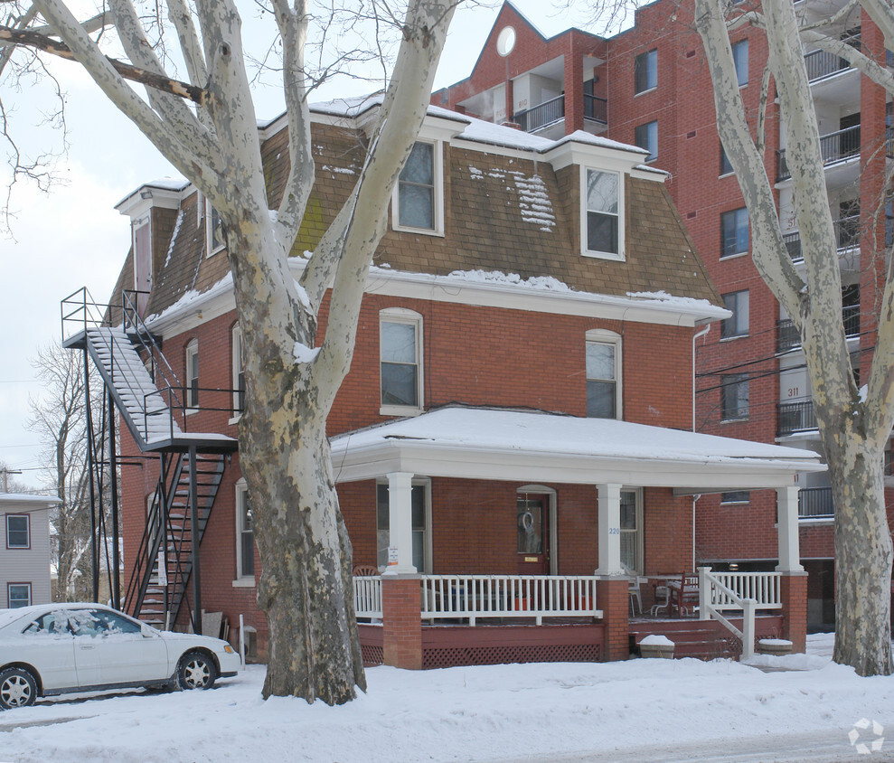 Primary Photo - 220 E Foster Ave