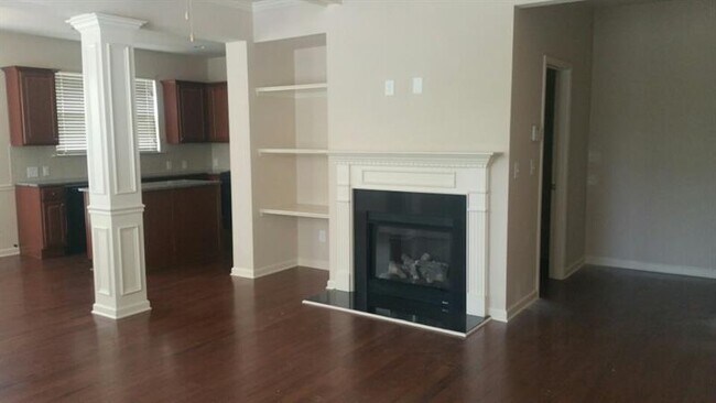 Building Photo - 3090 Hallmark Ln NE