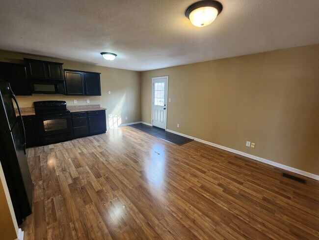 Foto del edificio - 3 bedroom townhouse available now
