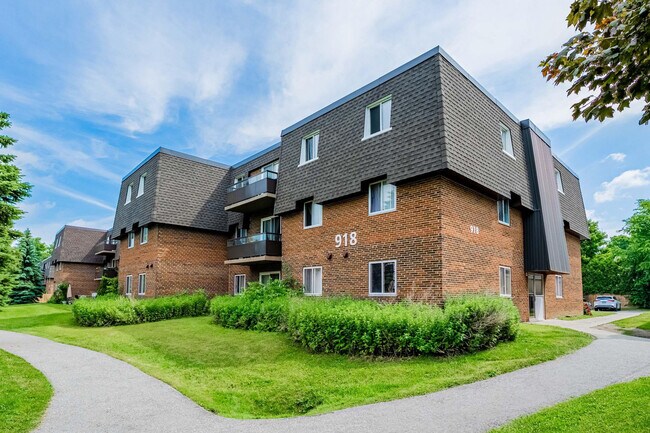 Photo du bâtiment - 918-922 Wonderland Road South