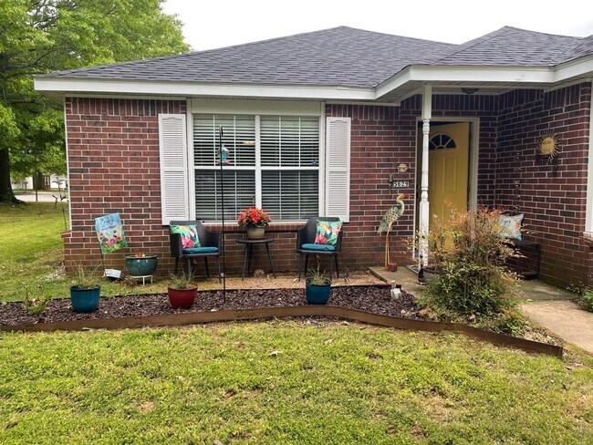 Foto del edificio - Pre - Leasing 3 Bedroom 2 Bath Extremely c...