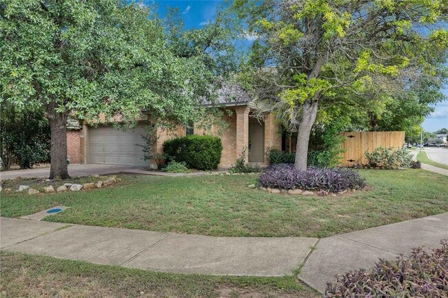 Building Photo - 1008 Balanced Rock Pl