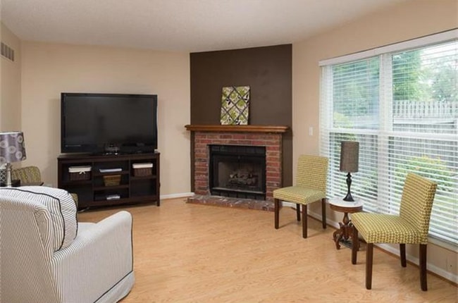 Building Photo - 13307 Walnut St