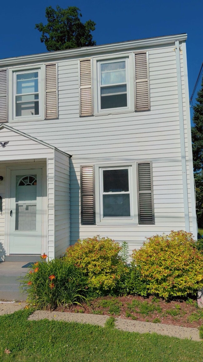 Building Photo - 8 Higbie Dr