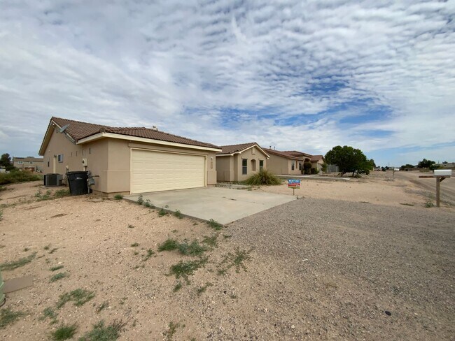 Foto del edificio - 3 Bedroom Single Story Home Available Near...
