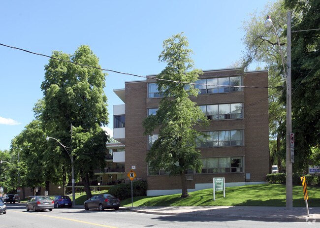 Building Photo - 755 Avenue Rd