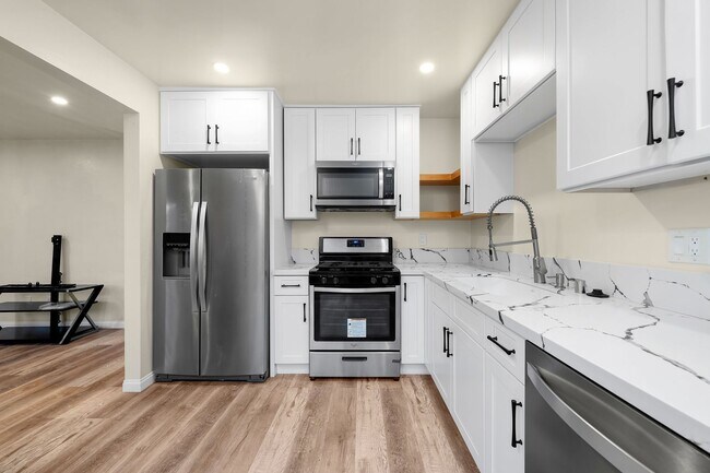 Foto del edificio - Beautiful newly renovated home available n...