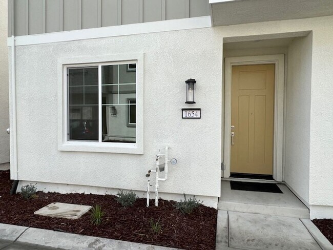 Building Photo - BEAUTIFUL SOLAR  2 STORY HOME IN NATOMS! 4...