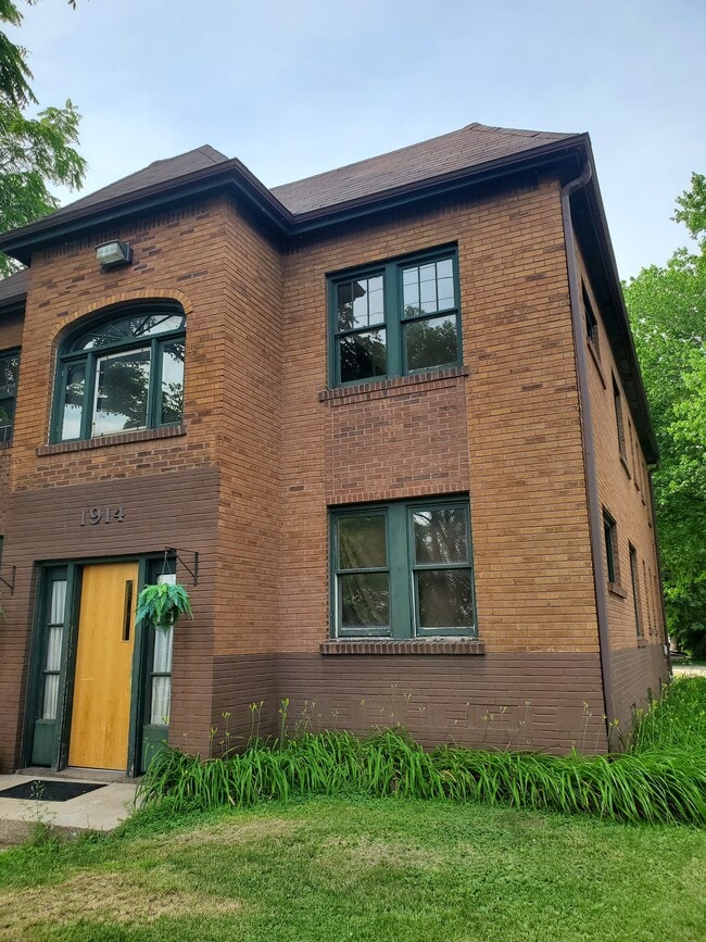 Building Photo - 1914 18th Ave