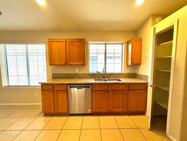 Foto del edificio - 629 N Kenneth Pl