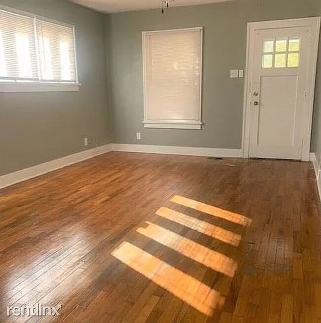 Foto del edificio - Attractive 2BR, 1BTH, 1 car gar, near 6th ...