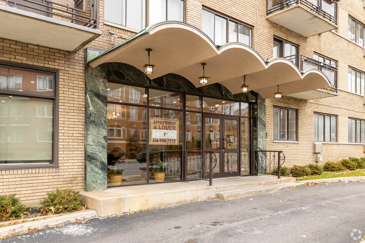 Building Photo - 5761 Ch De La Côte-Saint-Luc