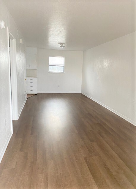 Building Photo - 102 E Avenue A Ave