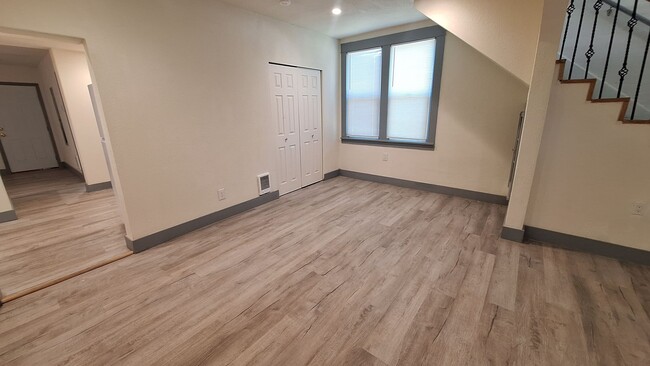 Foto del edificio - 4 bedroom 2.5 bath home with main level be...