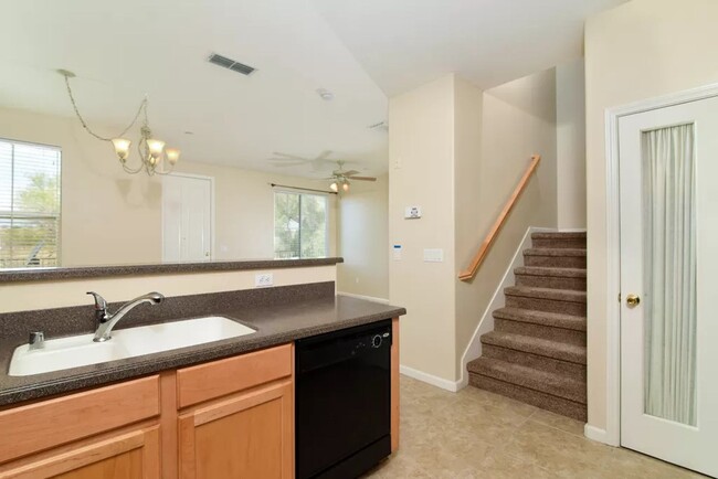 Foto del edificio - Beautiful Condo in Folsom Next to Greenbelt!