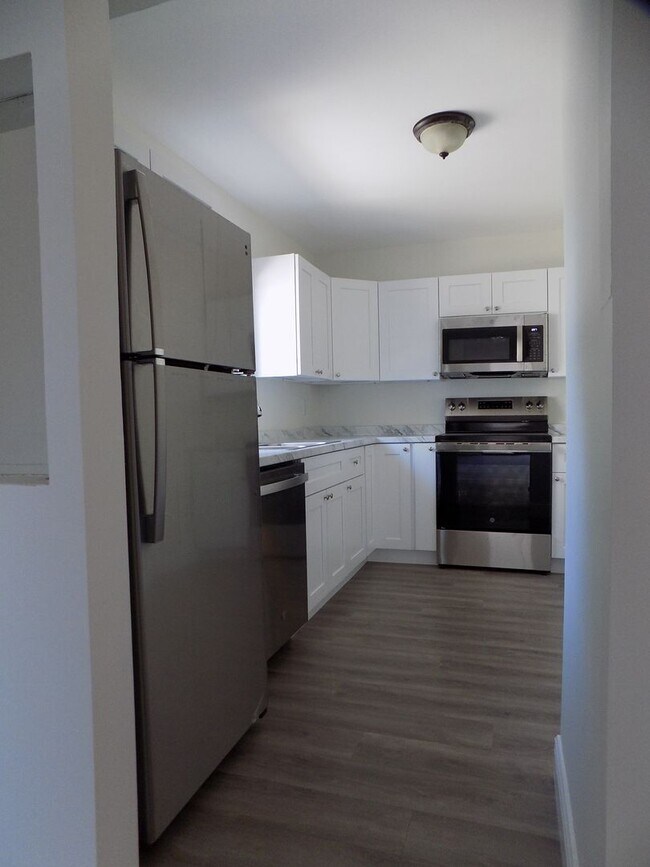 Foto del edificio - Fully Renovated! 4 Bedroom 2 Bath Townhome...
