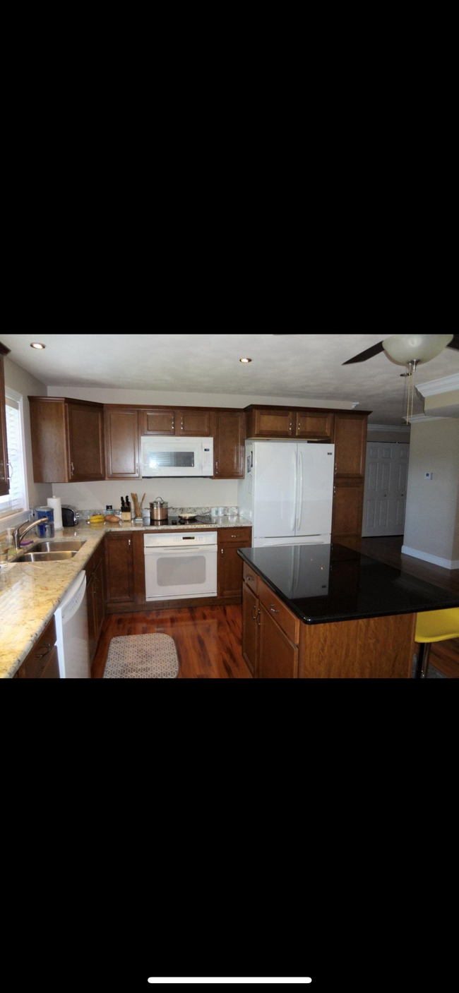 Building Photo - 7108 N Miramar Dr