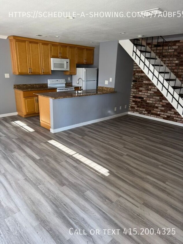 Foto principal - New Floors, Paint and More!! 2 bed 1 bath ...