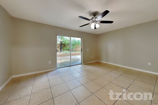Foto del edificio - 2415 Woody Trace Ln