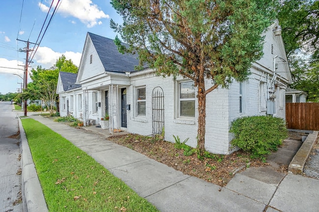 Building Photo - 1600 Belle Pl