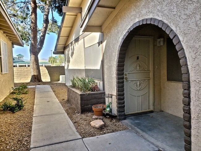 Foto del edificio - 5905 Smoke Ranch Rd