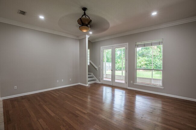Building Photo - Stunning home in desirable neighborhood