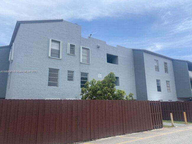 Foto del edificio - 1755 W 60th St