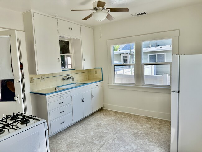 Building Photo - 909-902 Stillman Ave