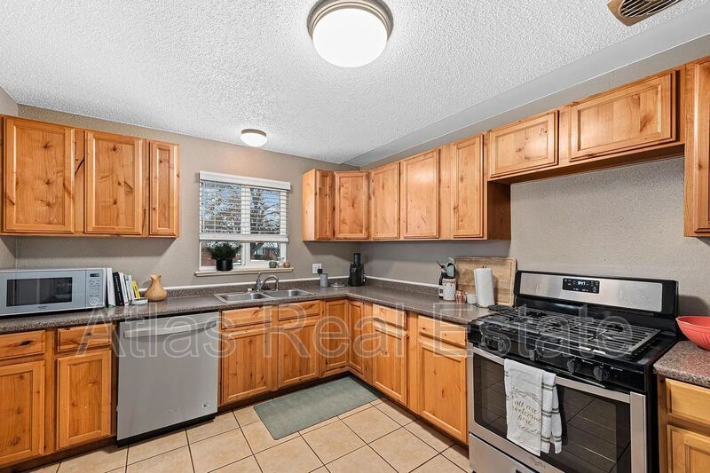 Primary Photo - 2490-2492 S Humboldt St